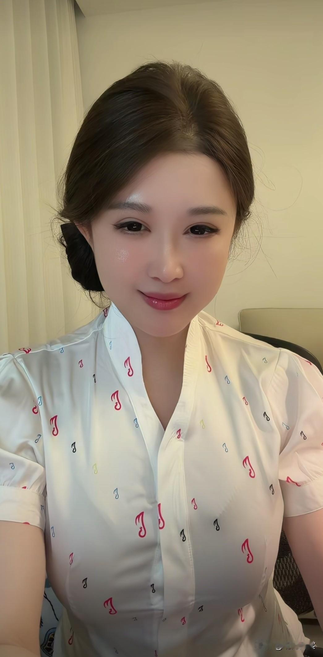 白衣复古佳丽