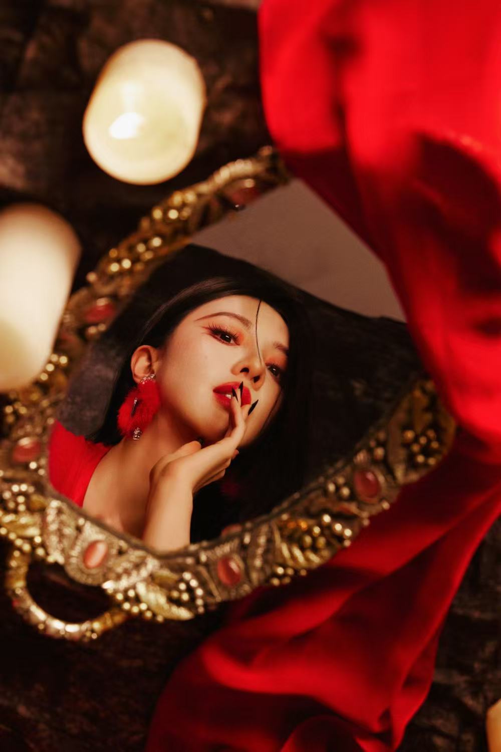 王鹤润别照镜子了美的我发慌王鹤润今晚活动造型，镜子里的美人，美的我发慌王鹤润[超
