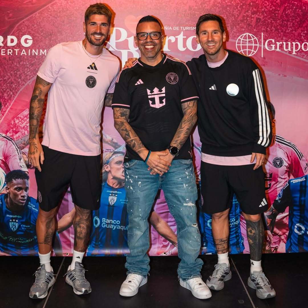 梅西、德保罗和Molusco媒体记者Jorge Pabon Ocasio的合照?