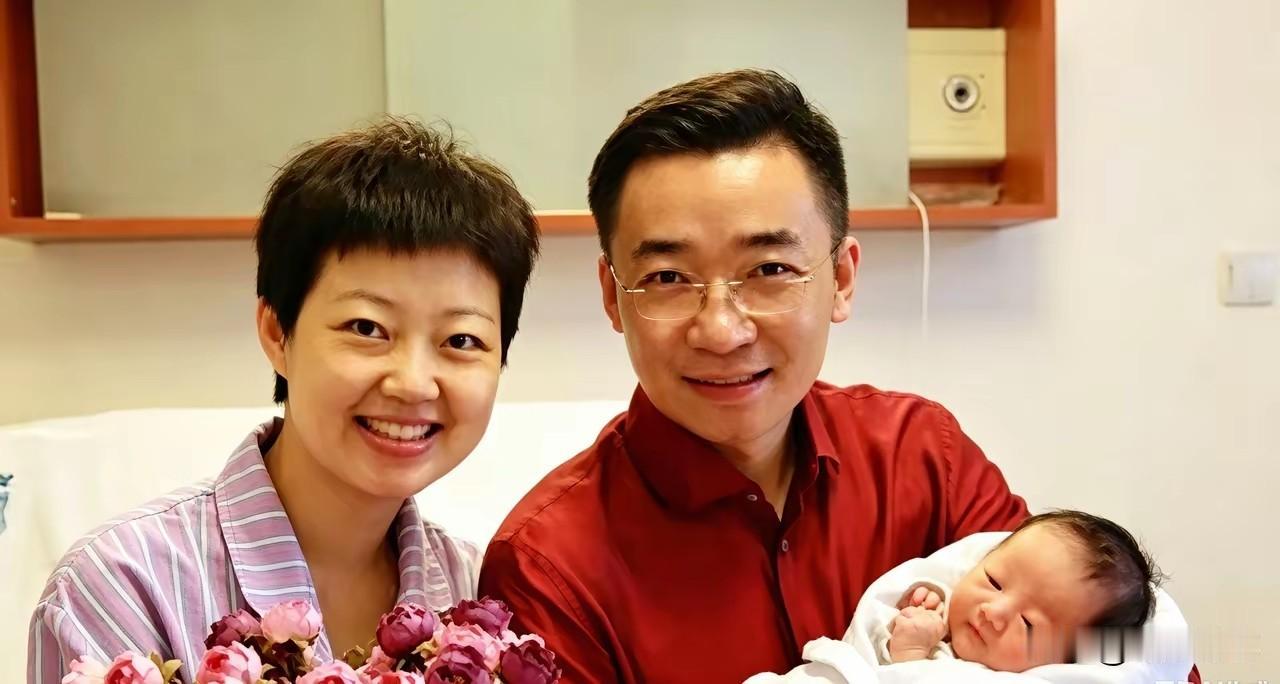 央视主持人高博、妻子廉伟，还有刚出生不久的小宝宝留影。照片里，高博穿着红色衬衫，
