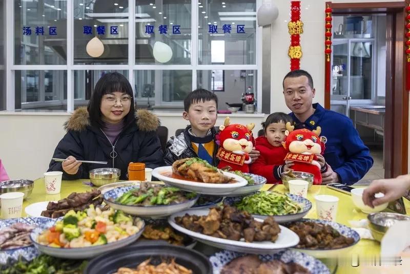 上联“开开心心庆团圆”，下联“和和美美迎新年”。团圆的时刻往往是在新年等节日，人