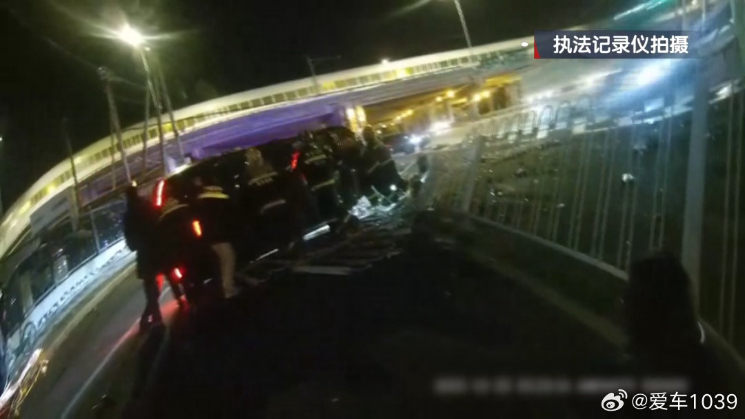 【爱车安全贴士凌晨，北京街头一轿车撞飞9片护栏，摔了个“四脚朝天”！发生了什么事