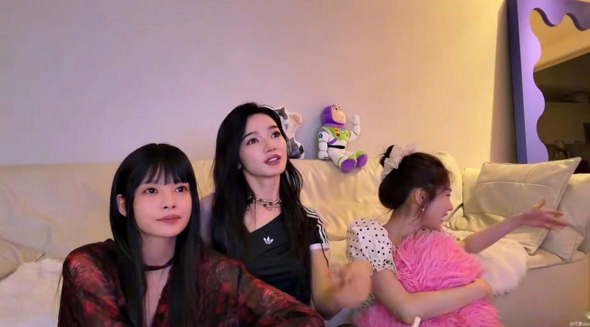 代斯让张艺上转账看自己穿西装被代斯张艺上的对话笑晕😂一个要转账才展示西装穿搭，