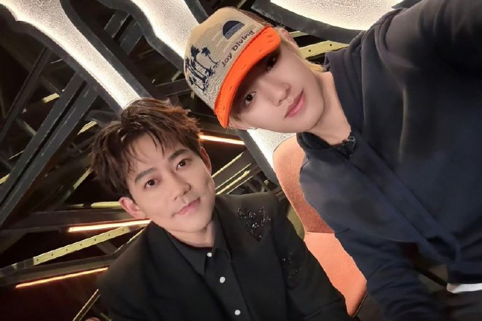 苏醒集邮时代峰峻三代 跨代联动持续加码！从舞台默契到球场竞技，苏醒与余宇涵在《海