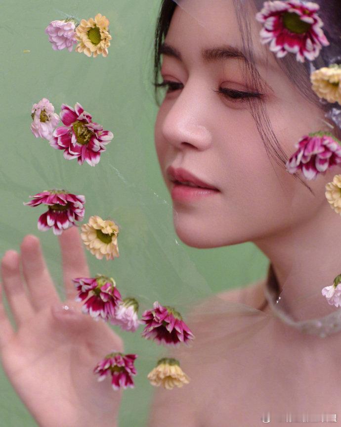 陈妍希反骨全用在打游戏上了陈妍希内娱评论区管理大师哈哈哈哈，粉丝摸鱼她不认，粉丝