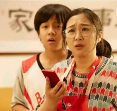 傅首尔主演的电影《爸爸咪呀》，首日票房2602元。这部电影投资5000万，这是不