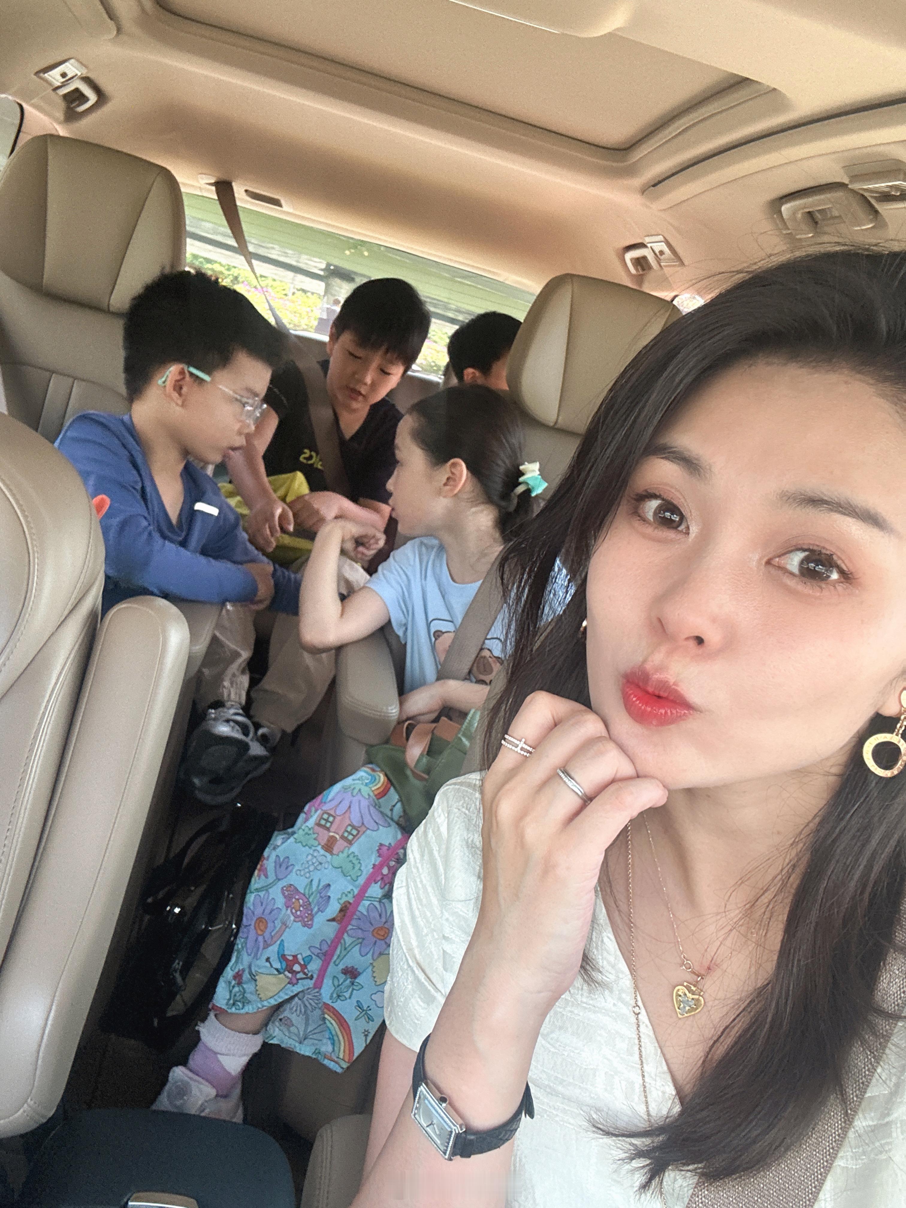 今天是孩子王[允悲]拉了一车无价之宝，耳朵已罢工。 ​​​