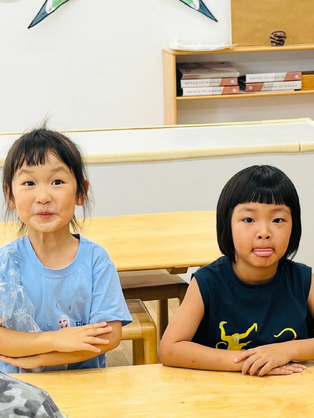 哥哥上小学后，他俩就不在一个学校了，每天早上分别他们都要紧紧拥抱，说放学再见老师