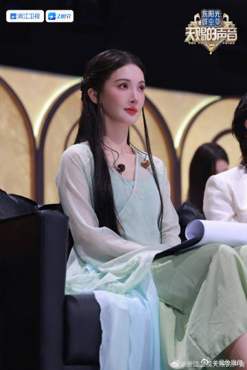郁可唯金晨新的cp出现了郁可唯给金晨戴花磕到了 哇塞，真的是觉得在舞台上面郁可唯