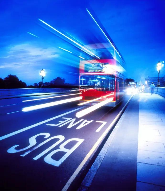 不少人认为公交车速度慢是因为限速太低，觉得只要提高车速就能节省时间。实际上，这是