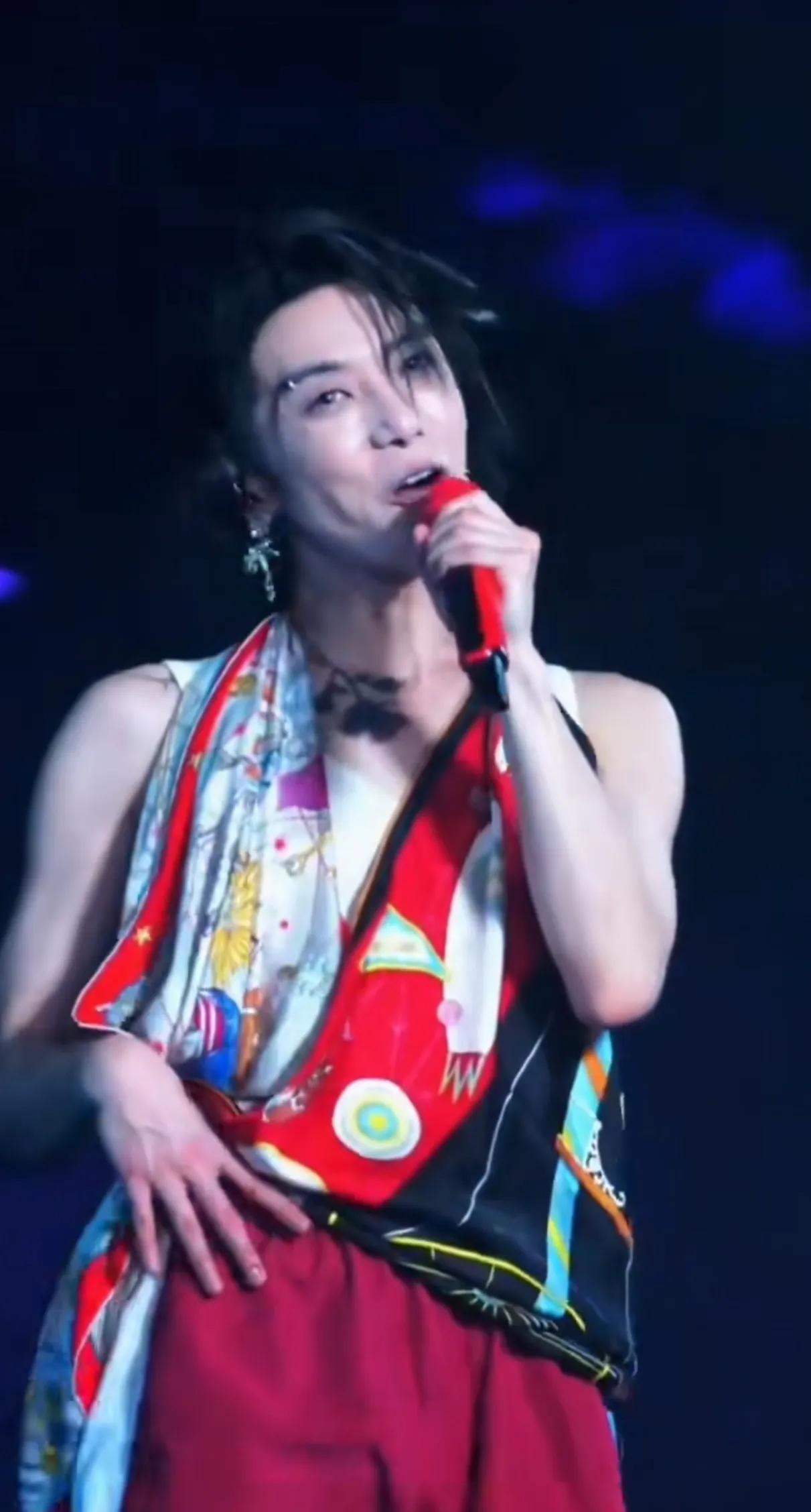 华晨宇怪不得叫花花，原来是有原因的。
一个大男人总是打扮的花里胡哨。