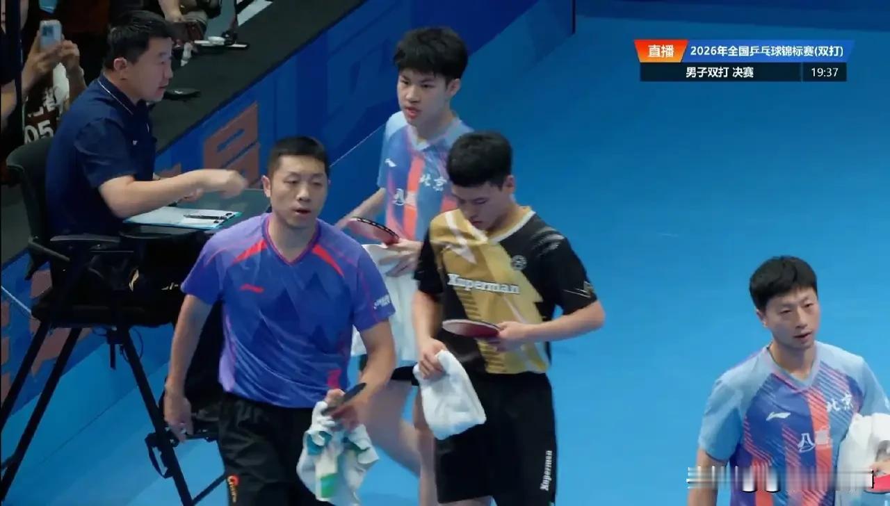 马龙与许昕组成的“龙蟒组合”在全国乒乓球锦标赛男双决赛中3-0击败黄友政/向鹏，