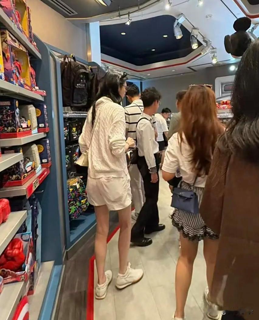 奚梦瑶现身香港迪士尼乐园游玩，她真人太美了，个子超过1.7米，两条腿又细又长，气