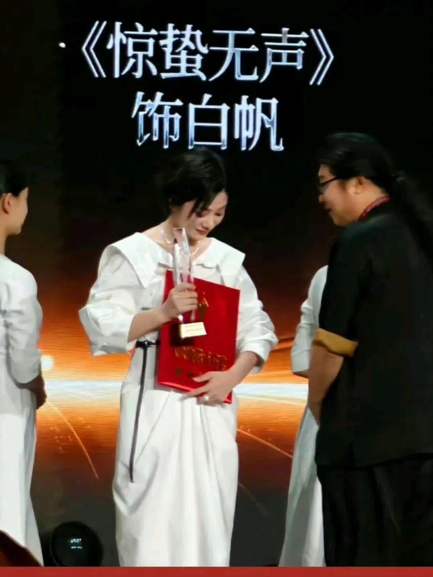 百花奖颁奖结束，热闹红毯背后，有几句话想说
 百花奖闭幕式办完了，热搜上全是明星