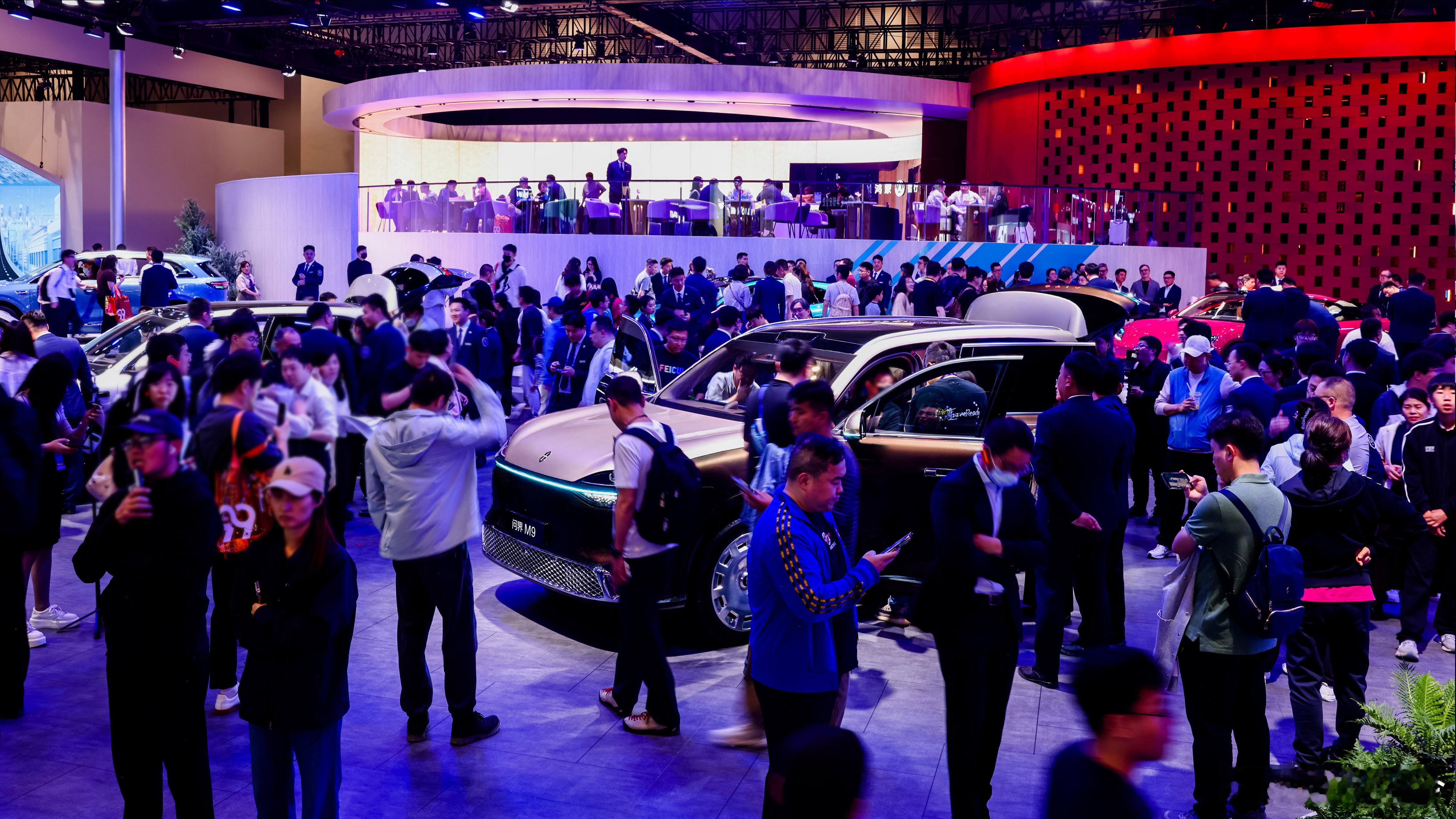 北京车展正式开启人从众模式专业观众日确实是热闹，我看了不少网友发的图，整个车展人