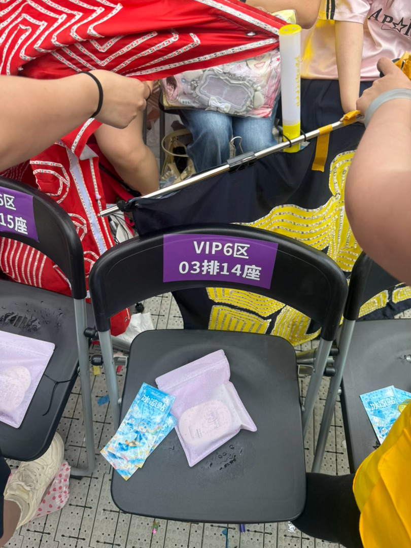 今天错票进了一张内场，发现内场还是有很多问题，一个是棍丝灯牌被挡，旁边的棍丝不站