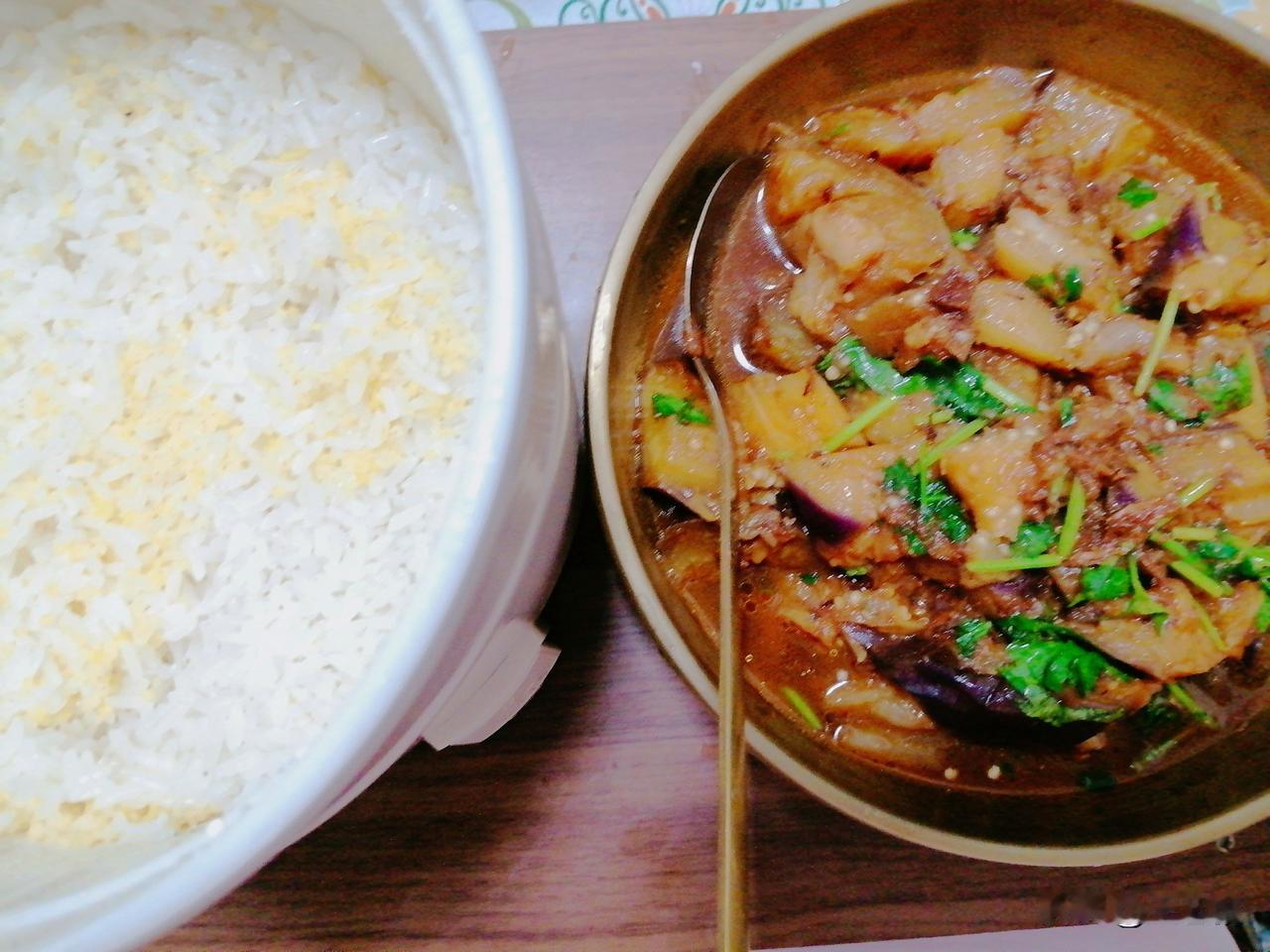 今天十点半我才吃上午餐。

早上我先焖饭，然后等门窗的贴膜都搞定了，我才开始做菜