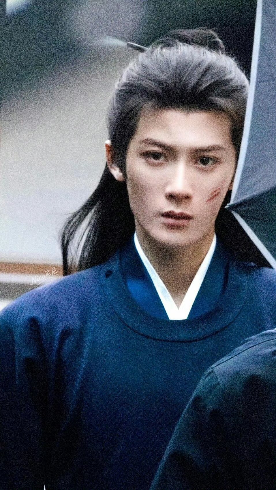 檀健次谢却山战损路透明明只是路透，但是那种带着点倔强的破碎感都要溢出来了。 