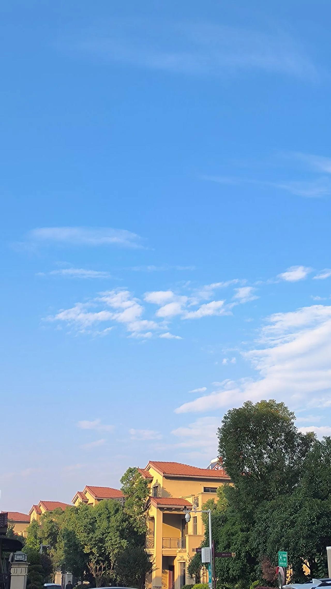 #随手拍一张你所在城市的蓝天景色#
