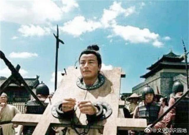 隋朝有个押送官员王伽，他押送 70 名流放囚犯去长安，走到半路竟把所有人的枷锁都