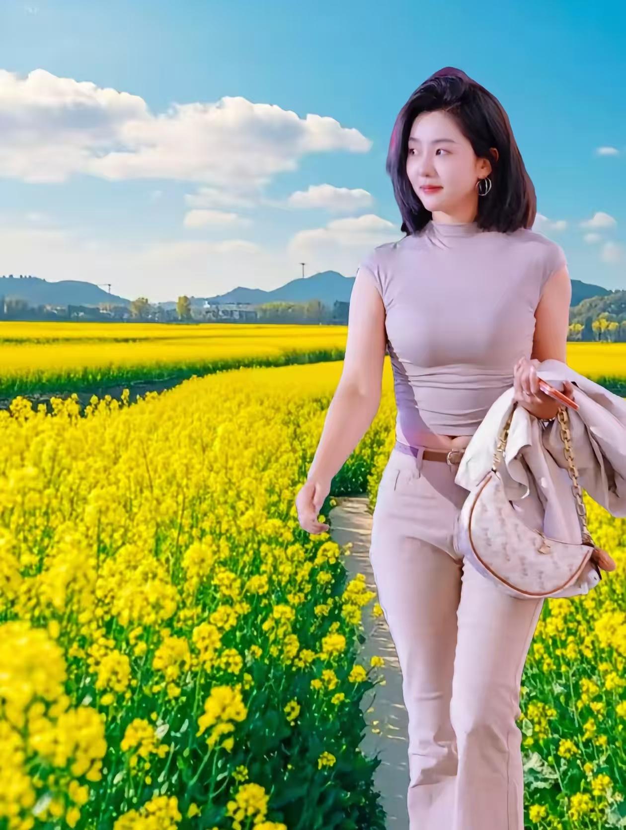 殿前欢·春郊
野田黄，
云边山黛映晨光。
衣香暗逐春风荡，
眉角晴长。
尘劳暂卸