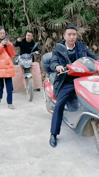 有趣！只顾着看手机了，竟然坐错了摩托车！女子尴尬一笑，绝对是不好意思了！谁还干过