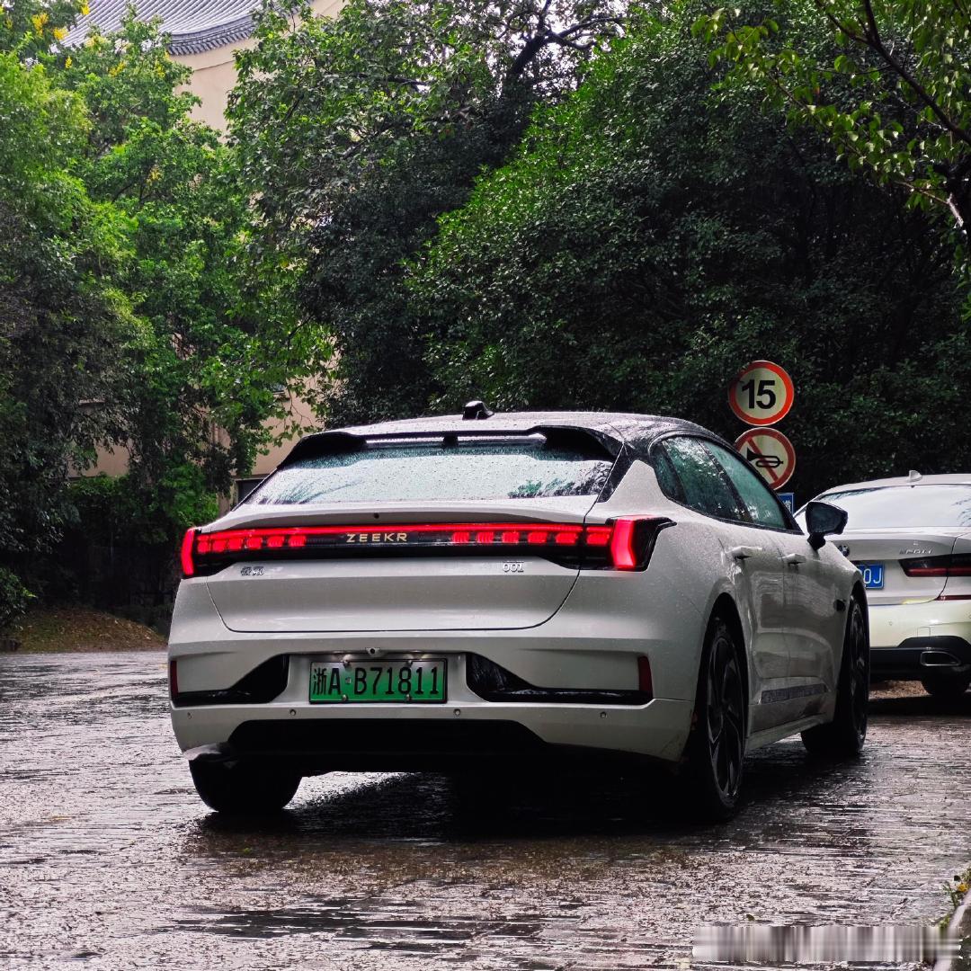 超漂亮的门板看了二档起步车评座舱评价系列后，能让我眼前一亮的只有似乎23款的极氪