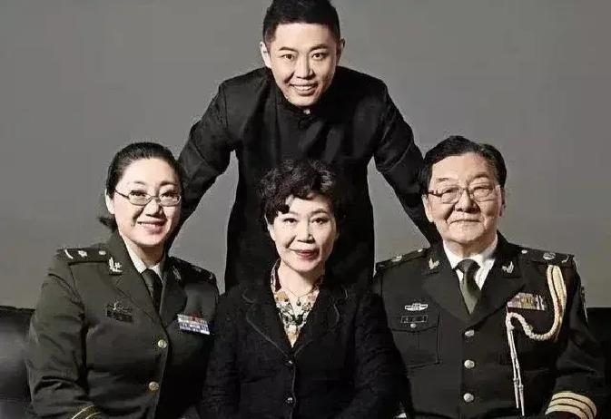 翟俊杰的一对儿女最近被扒了个底朝天。
姐姐翟小乐写了《利刃出击》《猎豹》，把武警