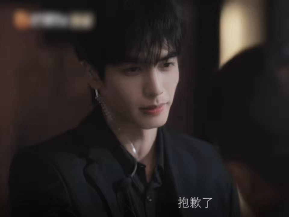 我勒个黑西装陈异真的帅得好夸张。。。 