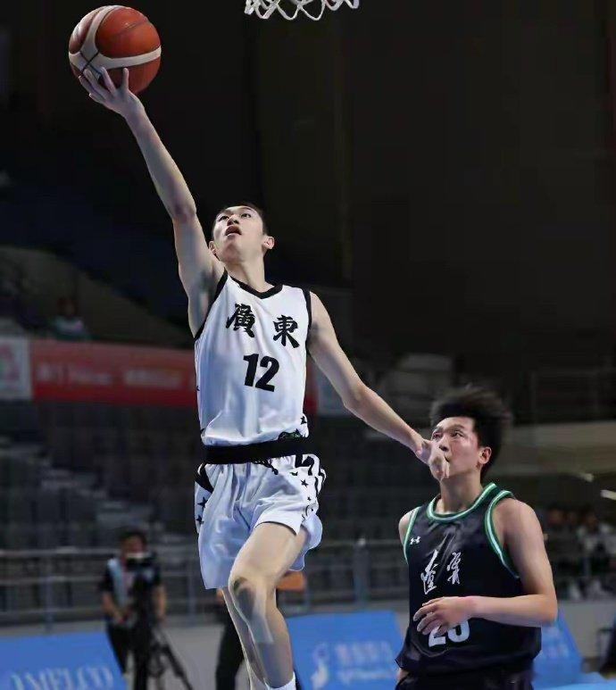19岁篮球小将李均铸即将登陆CBA 从惠州博罗园洲到CBA舞台，19岁李均铸凭借
