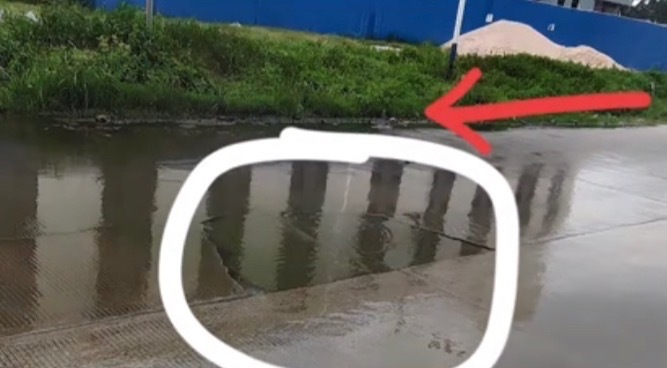 【玉林工业园积水路段电车被小车溅一身湿】6月4日，网友爆料称：玉林网友骑电动车路