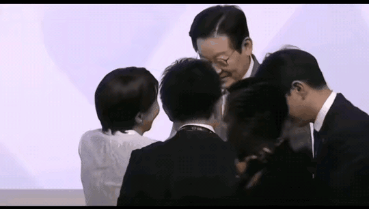 握还是不握呢？他有些尴尬！
韩国总统李在明，遇到高市早苗是啥反应呢？尴尬得不能再