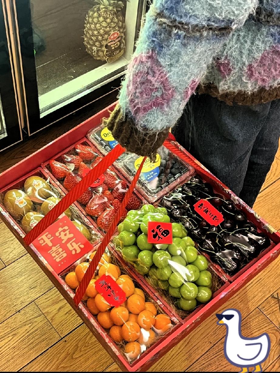 长大后才明白，
去别人家带了一箱牛奶、
一把水果，
并不是因为家里有余货，
而是