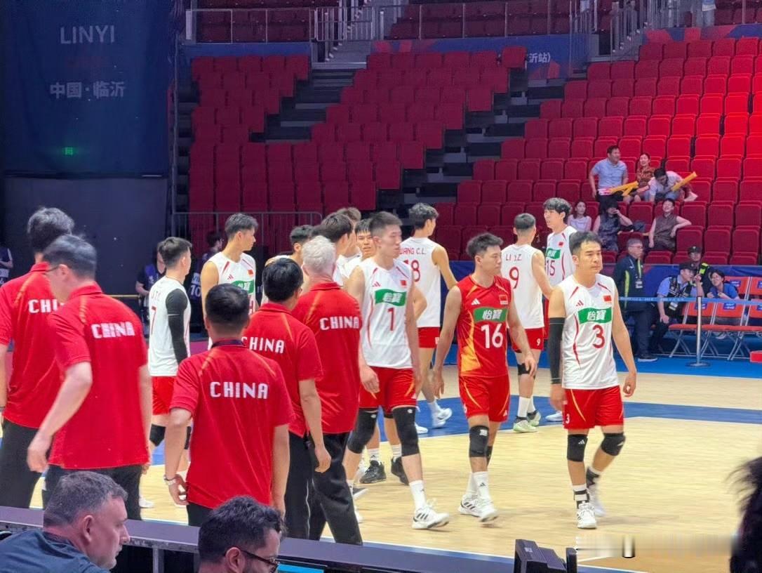 2026世界男排联赛首战落幕，中国男排历经五局苦战，最终2-3惜败斯洛文尼亚，遗