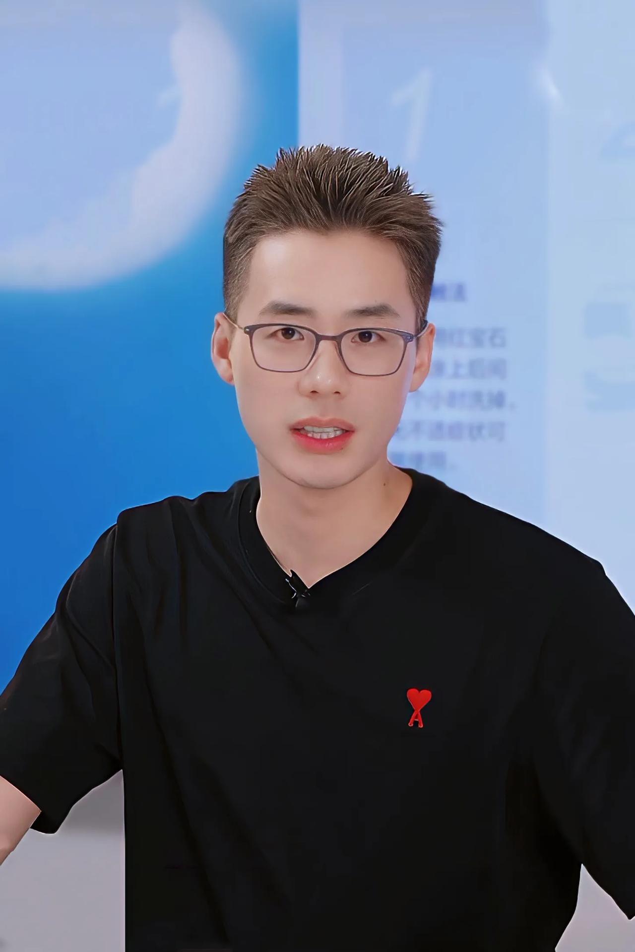 昨晚东方甄选美丽生活号的护肤小专场，顿顿还是那么专业，直播间粉丝问的护肤问题，他