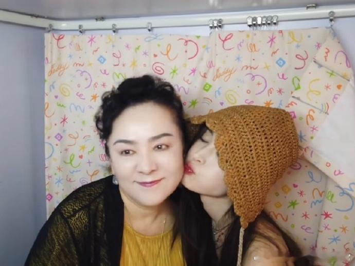 娜扎和妈妈一起拍大头贴 娜扎和妈妈拍大头贴，好有爱啊！母女颜值爆表，看着就暖心。