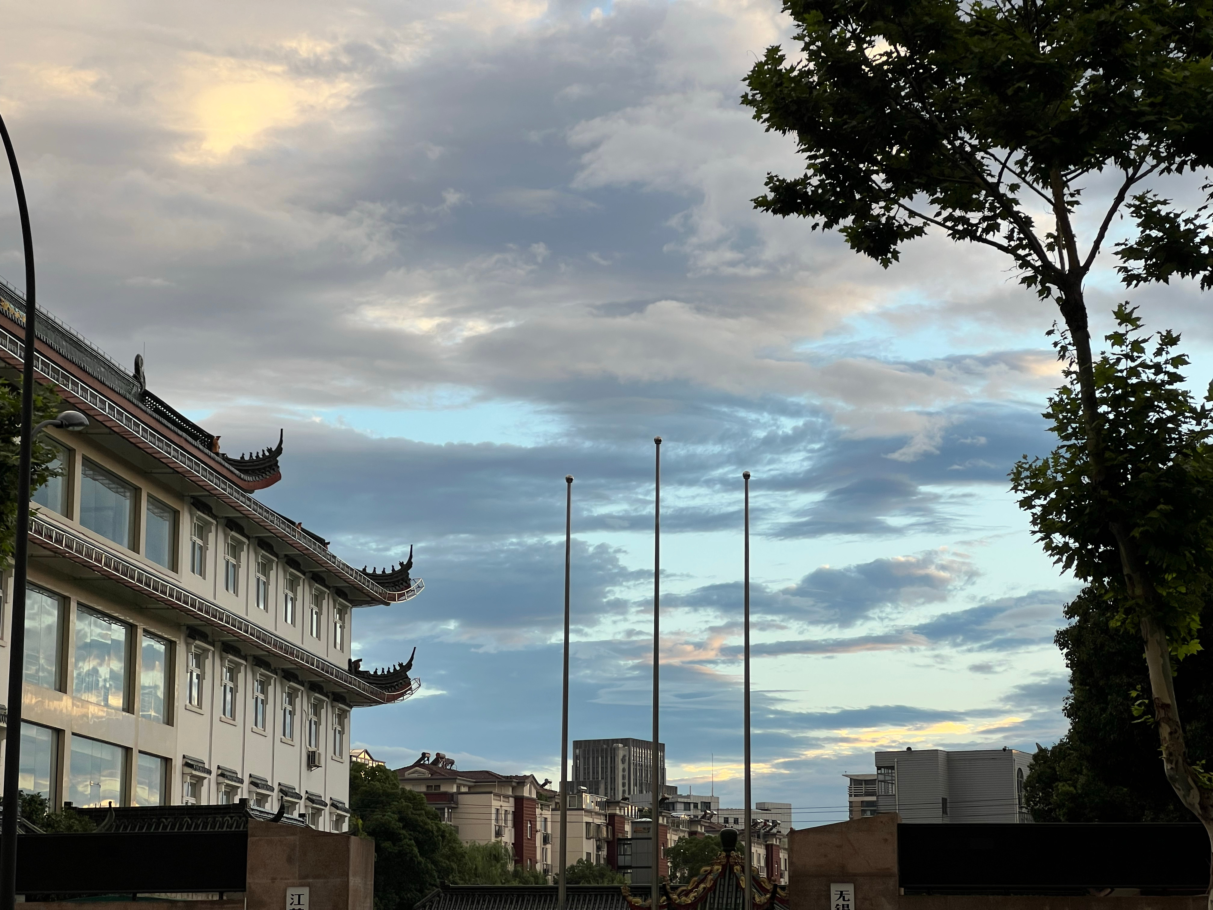 天还亮着，半斤酒已然下肚，等候代驾送我归家。 