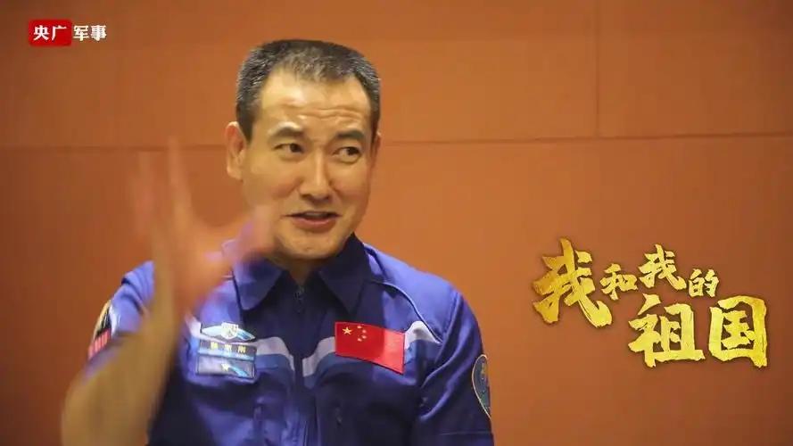 中国宇航员翟志曾经刚返回地球后，表示真的看到地球像气球一样悬浮在太空！

地球就