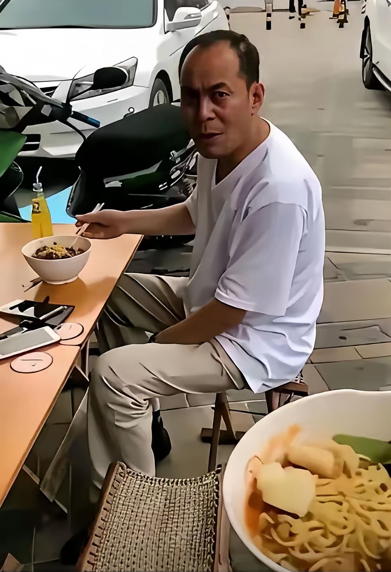 老戏骨路边摊吃面，他曾因饰演“吕布”一角而成名，经典台词：“大丈夫生居天地间，岂