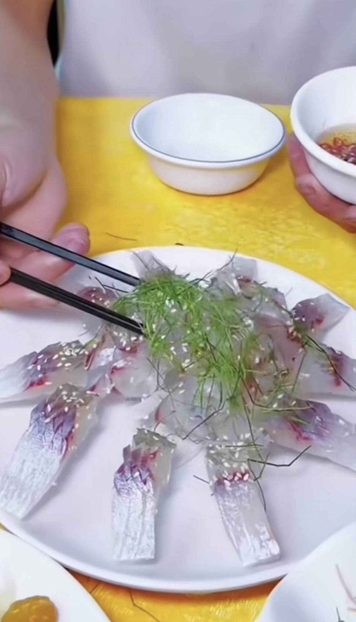 今天不宜生火
​生火会亵渎了这一桌
​更不宜数着手指算大卡
没有热量的青春不会活