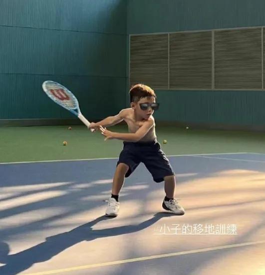 周杰伦儿子打网球可不要太帅了，打累了被妈妈抱回房间了，真心感动。#杰伦de宝宝#
