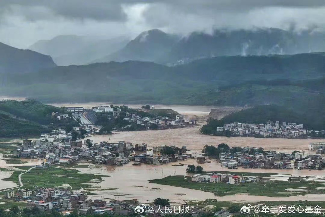 张天爱驰援广西 从发起“牵手爱”的那一刻起，公益就成了张天爱生活的一部分。此次广