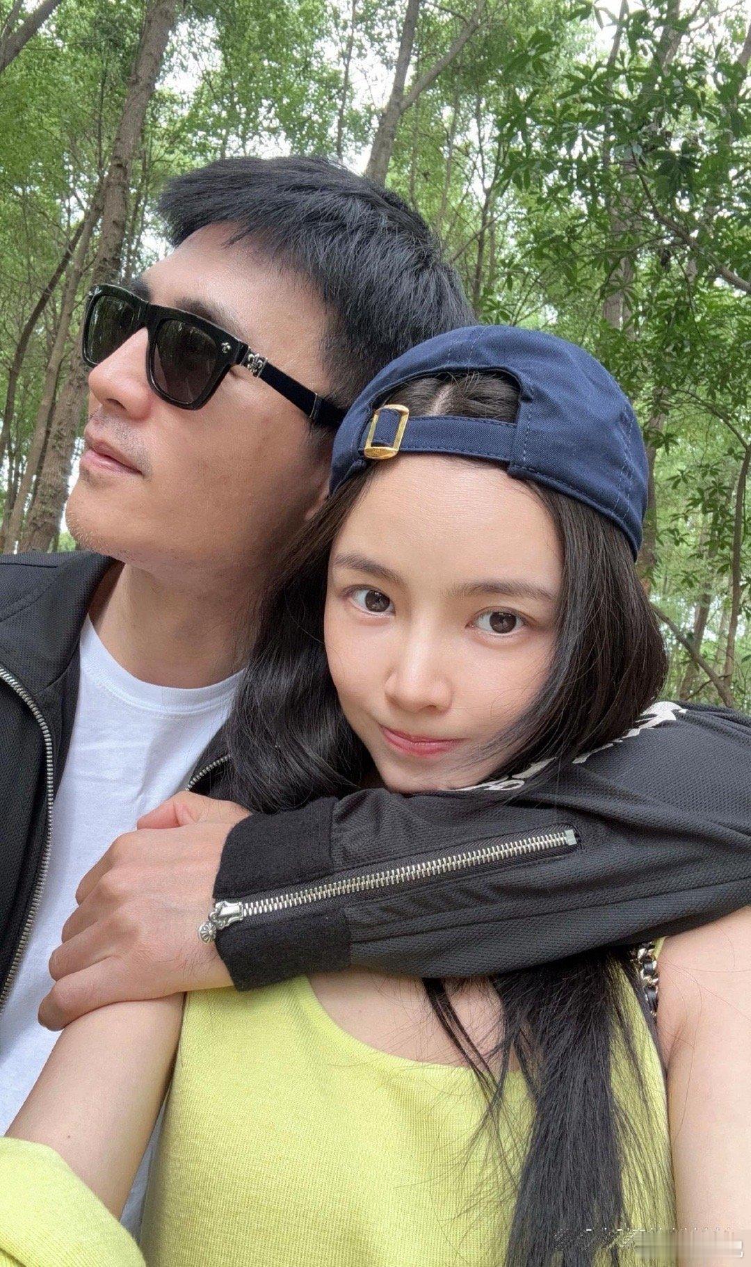王灿去片场看杜淳，俩人甜蜜合照。王灿素颜也很美，皮肤水嫩嫩的 
