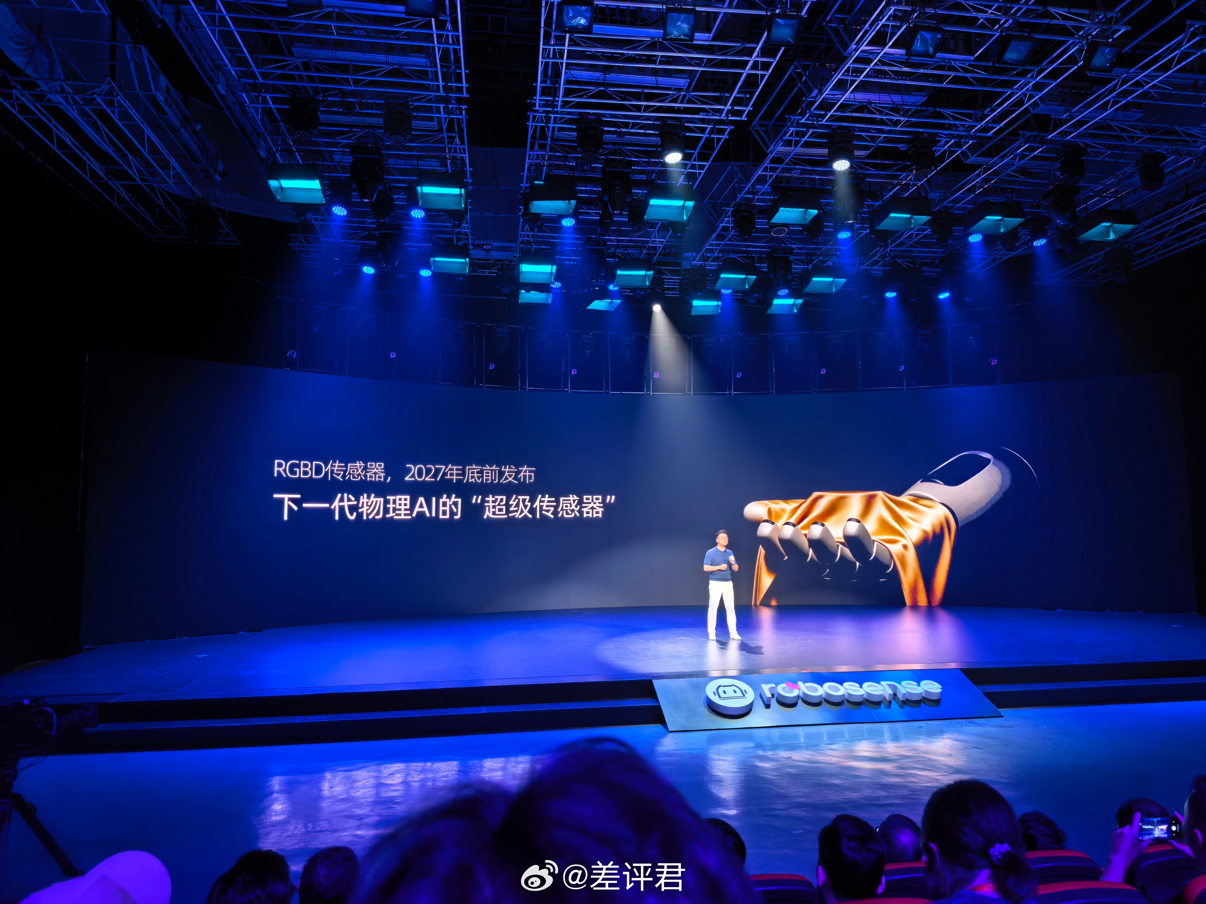 #差评在现场# 刚刚速腾聚创在 tech day 上发布了两款激光雷达的芯片，一