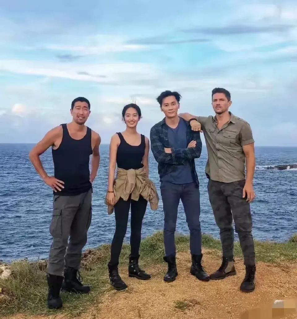 以前的李晨，还挺瘦的，不过看起来特别结实，属于穿衣显瘦，脱衣有肉的类型吧！现在的