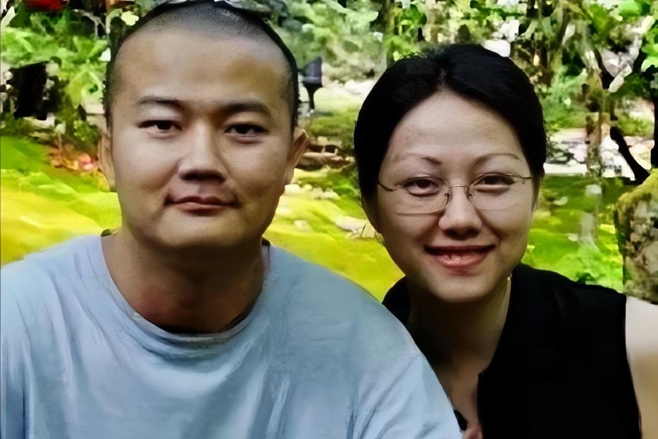 她17岁被送到加拿大读书，为了拿绿卡嫁给了一个大她8岁的华裔程序员。结婚8年后，