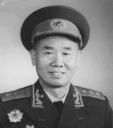 1984年，陈再道正在家中享受宁静时，突然传来敲门声，几名穿着制服的干部走了进来