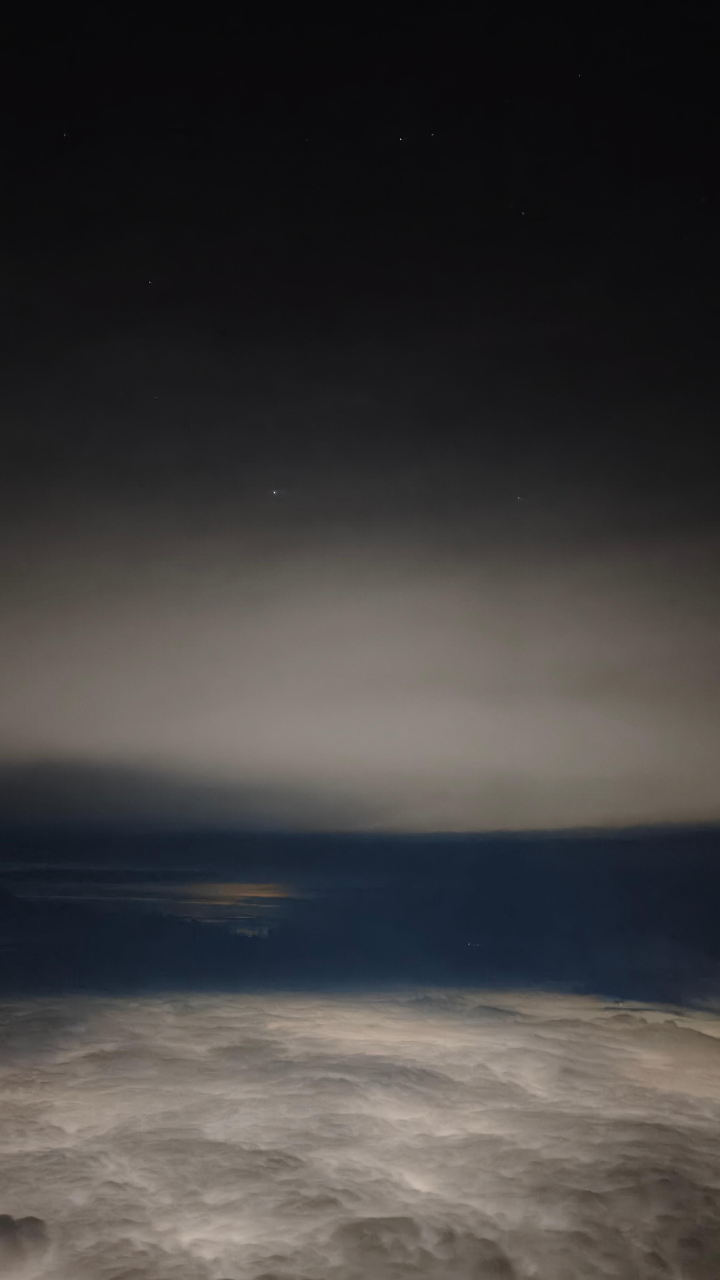 天空上看区位，远处的亮光应该是咱们的宝岛台湾～台风天上空看风景果然不一样  ​​