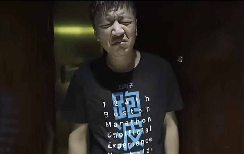 张雪峰的生活习惯很不健康，睡觉是为了给身体恢复精力，是生命必需的自我维护。
看张