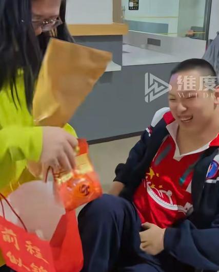 黑龙江脑瘫考生潘雷高考赴考：趴着答题，多拿 30% 时间，也绝不放弃！

6 月